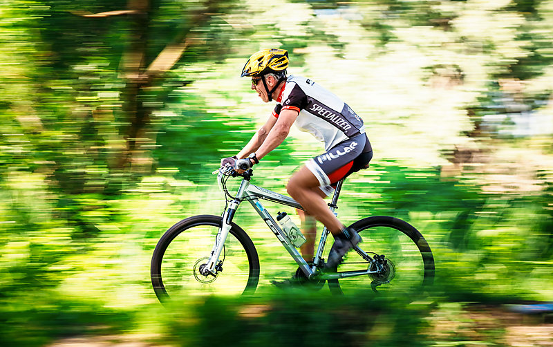 Economia Prateada: idoso se exercitando